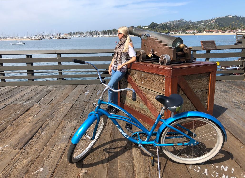 Frau mit Fahrrad steht am Pier in Santa Barbara an der Westküste USA