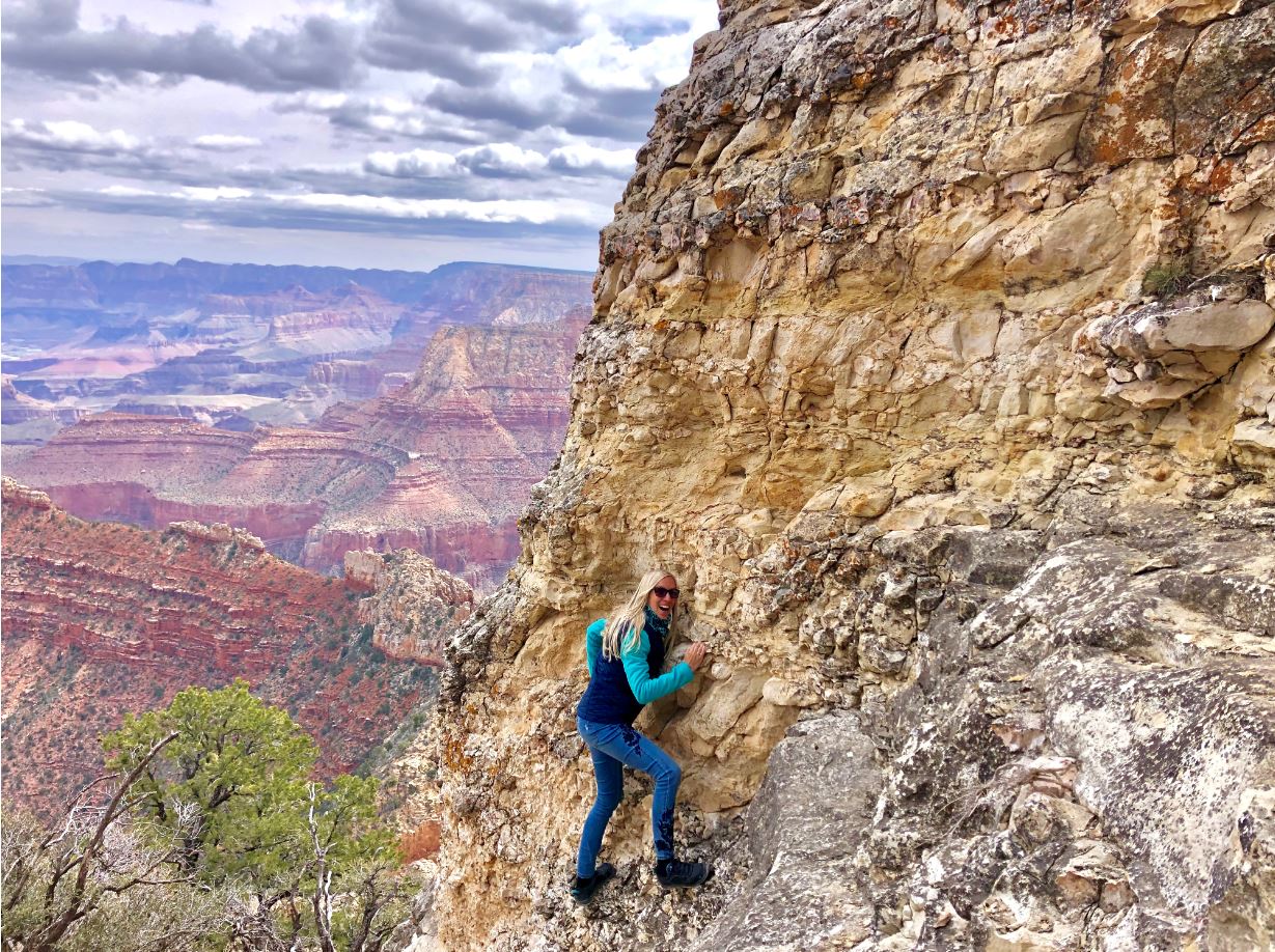 Frau steht am Grand Canyon, Nationalparks der USA