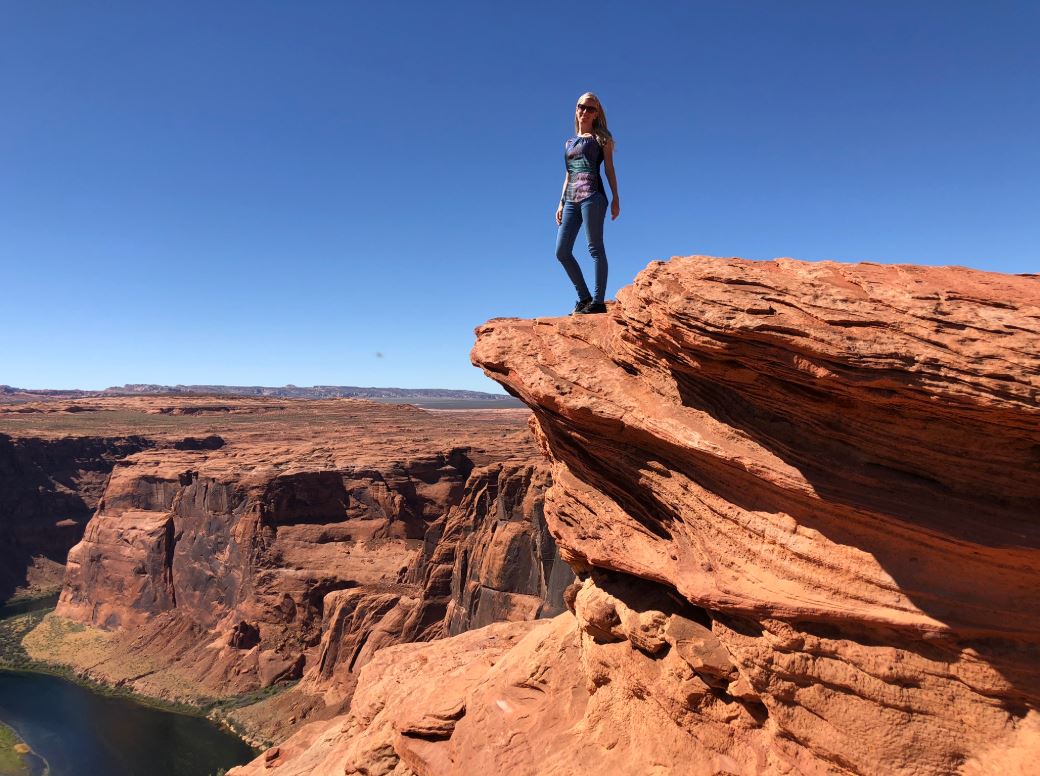 Horseshoe Bend, Frau steht auf Felsen