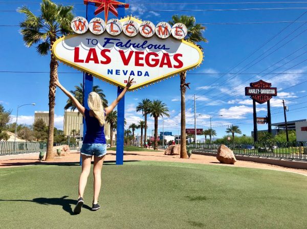 Las Vegas Sehenswürdigkeiten, Frau vor Las Vegas Schild