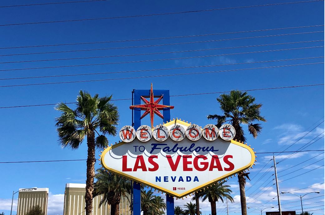 Frau steht vor Las Vegas Sign