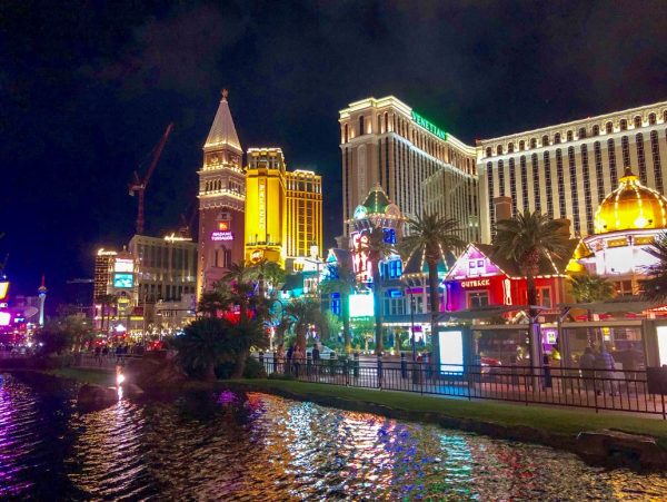 Bunt beleuchtete Gebäude in Las Vegas bei Nacht