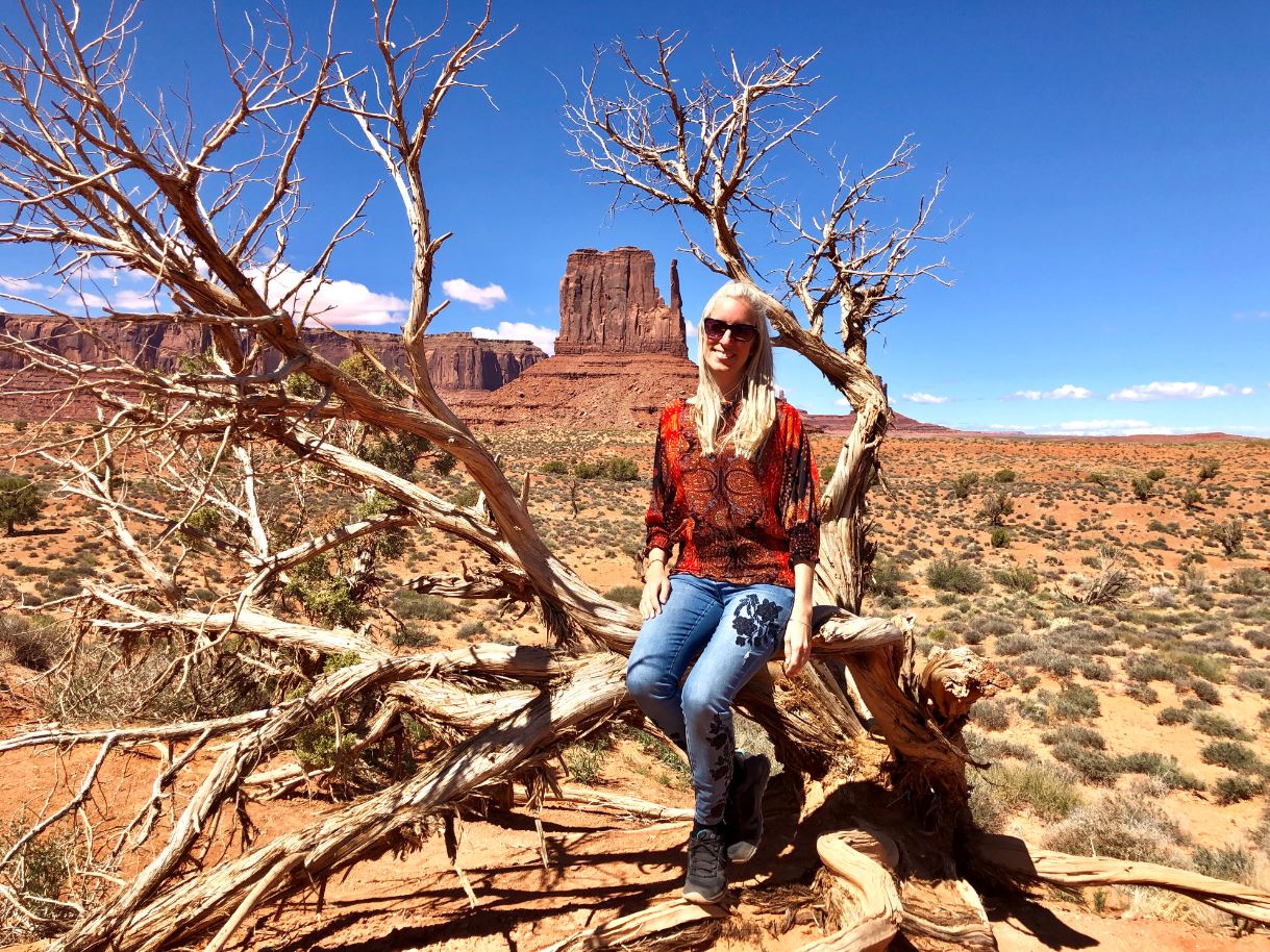 Nationalparks der USA, Frau vor Marlboro-Felsen Monument Valley