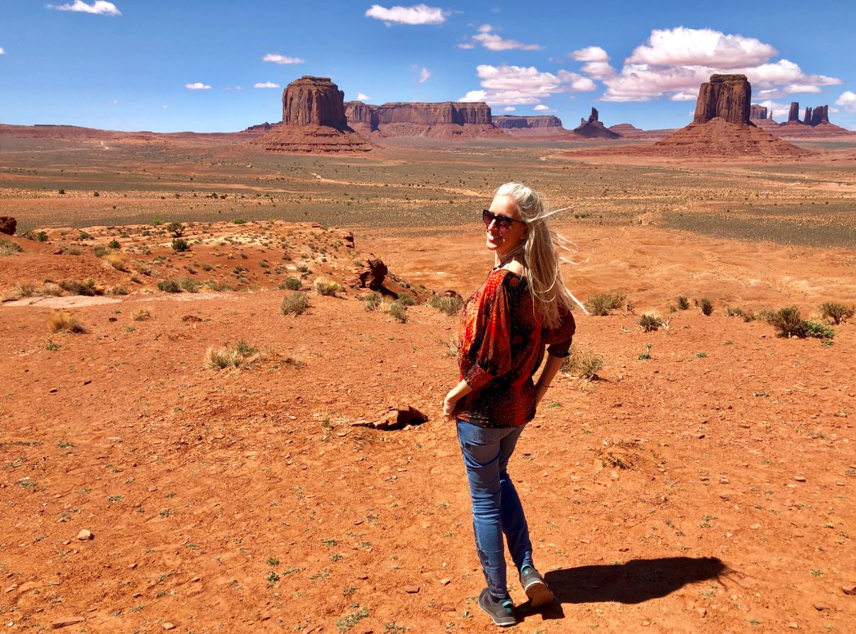 Nationalparks USA, Frau steht im Monument Valley