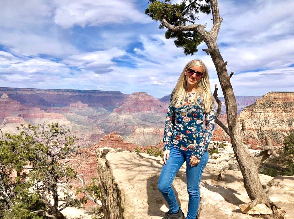 Nationalparks der USA, Frau steht vor Grand Canyon