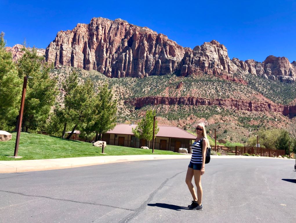 Zion Park, Frau steht vor bunten Bergen