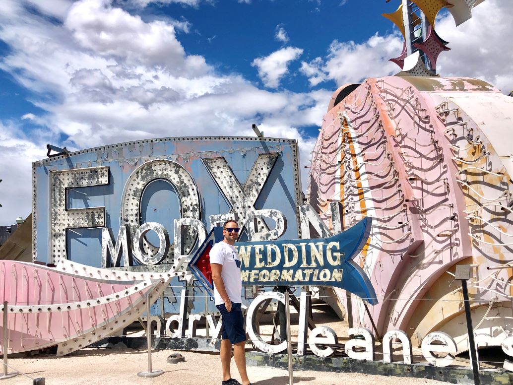 Mann steht im Neon Museum Las Vegas