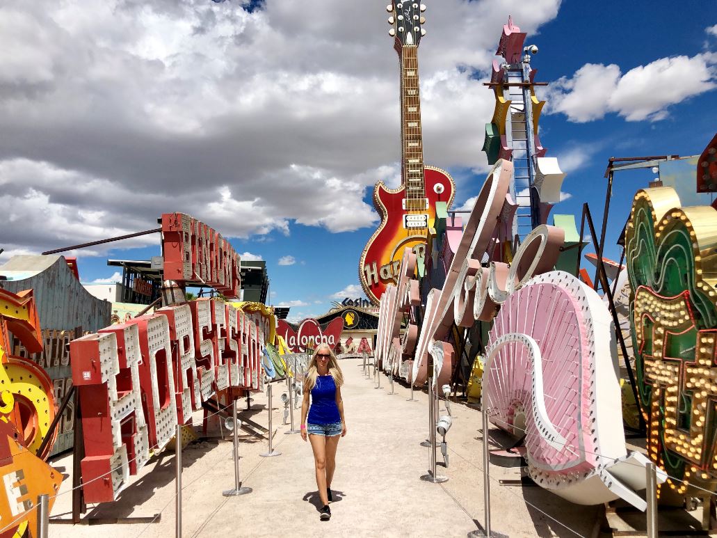 Las Vegas Sehenswürdigkeiten, Frau vor alten Schildern im Neon Museum