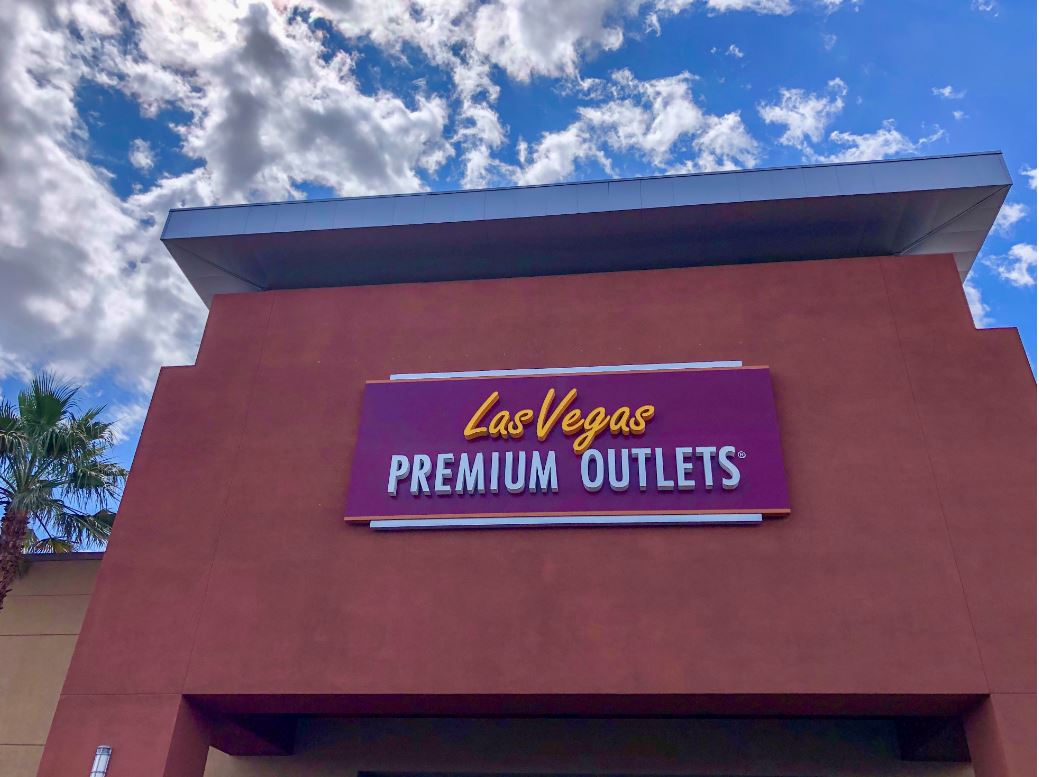 Shoppen in Las Vegas, Schild mit Aufschrift Premium Outlets