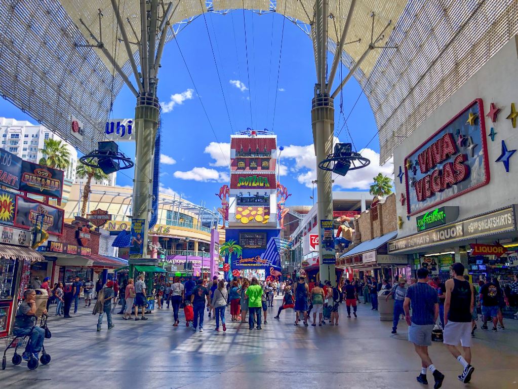 Las Vegas Sehenswürdigkeiten, bunten Treiben in der Fremont Street