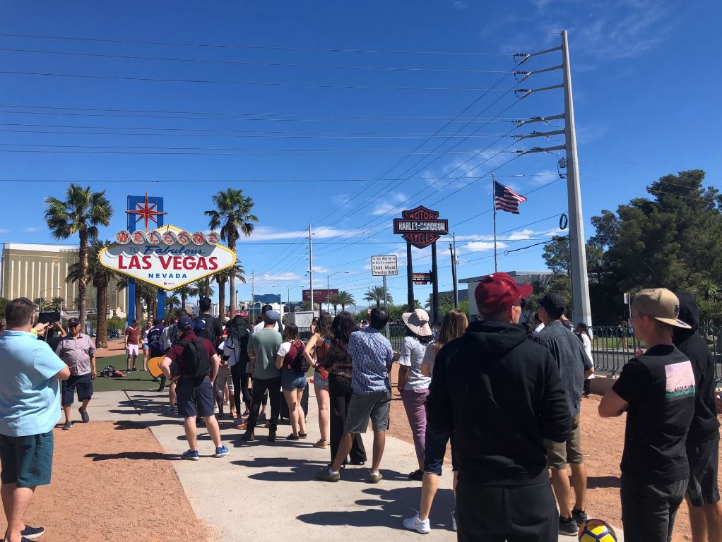 Las Vegas Sehenswürdigkeiten, Warteschlange vor dem Vegas Schild