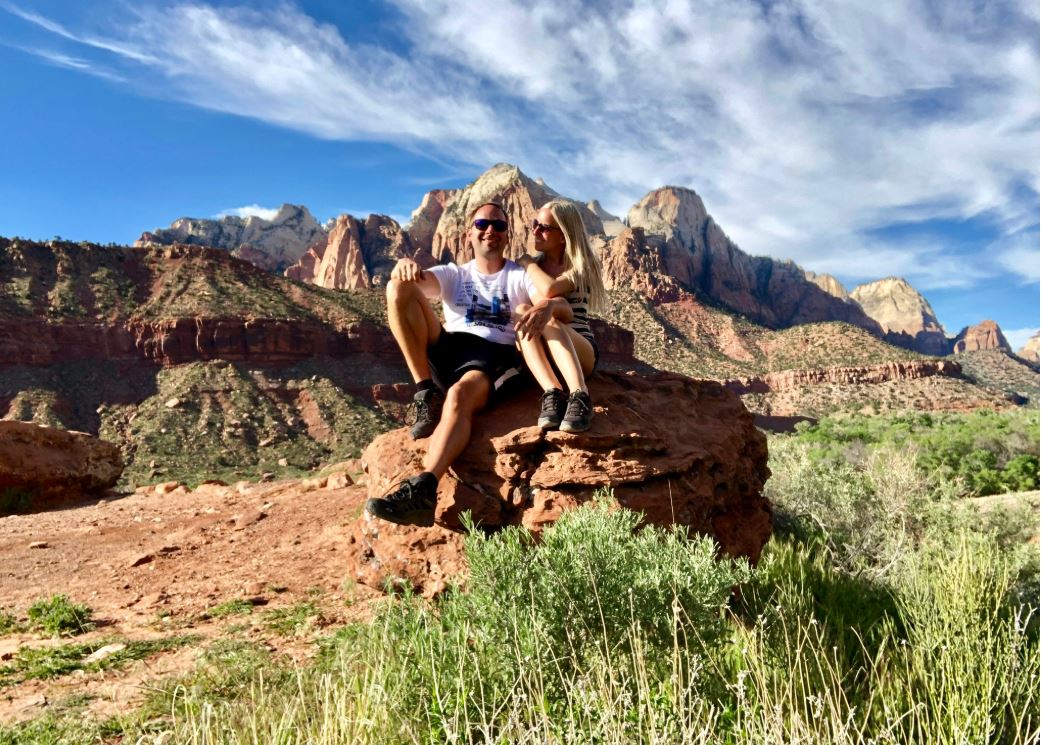 Zion Park, Nationalparks der USA, Paar sitzt auf Stein