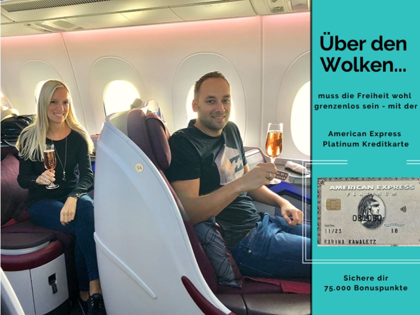 Paar sitzt im Flugzeug mit Sekt in der Hand