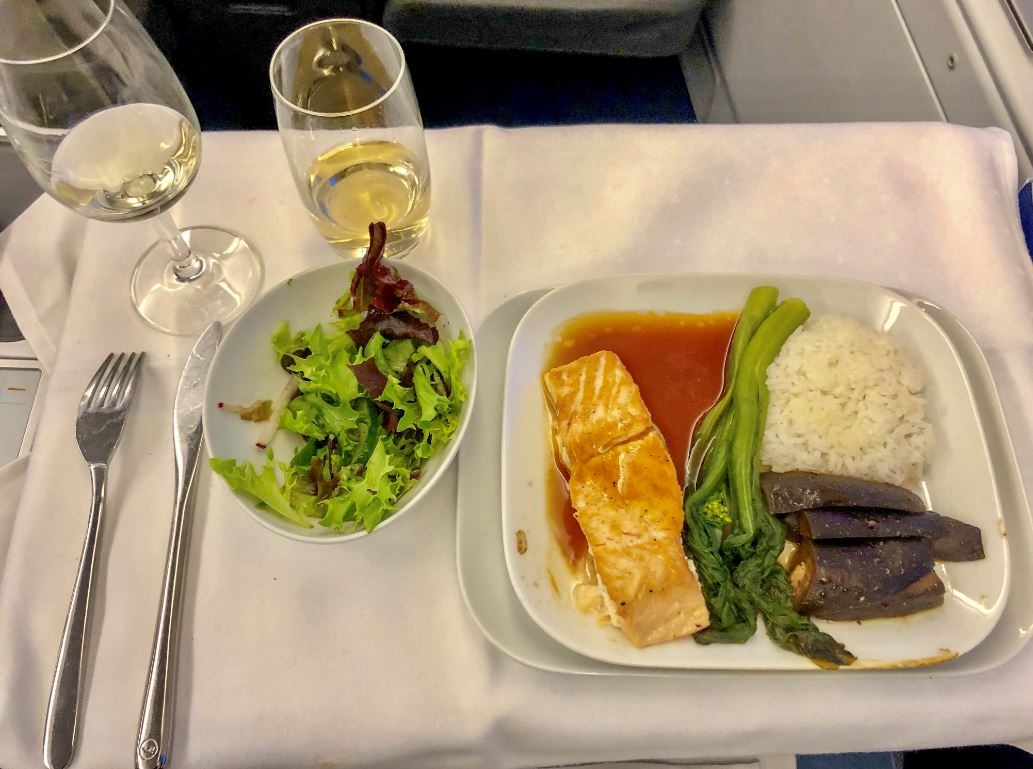 Teller mit Essen in der Lufthansa Business Class