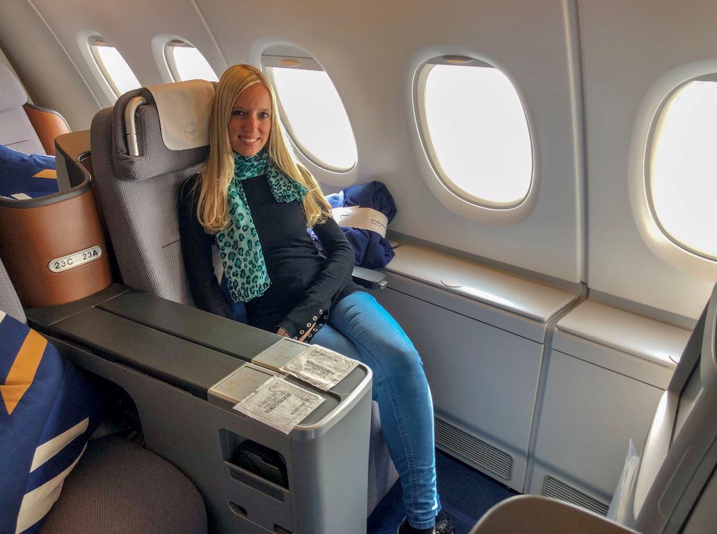 Frau sitzt in Lufthansa Business Class