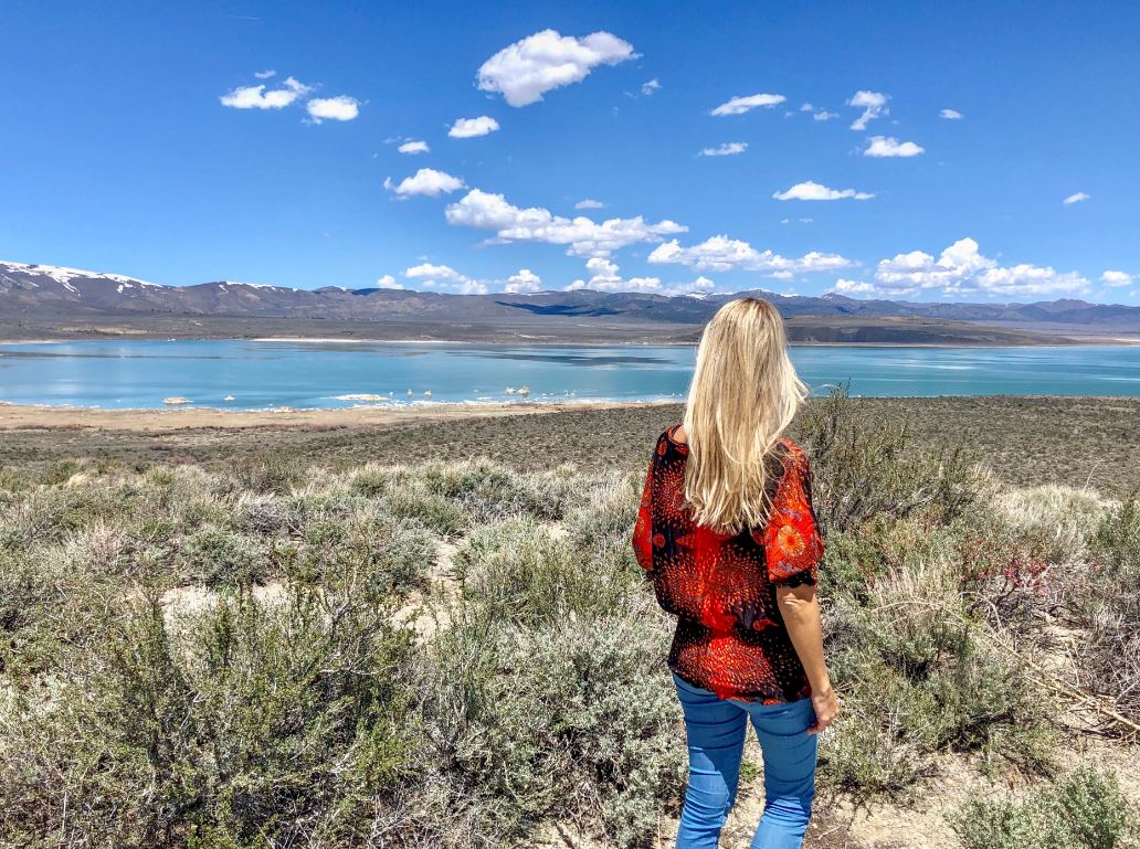 Lake Tahoe Anreise, Frau steht am Mono Lake