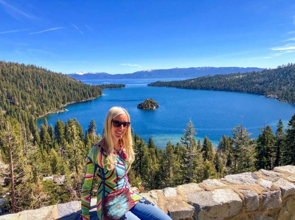 Lake Tahoe Sehenswürdigkeiten, Frau auf Mauer über See
