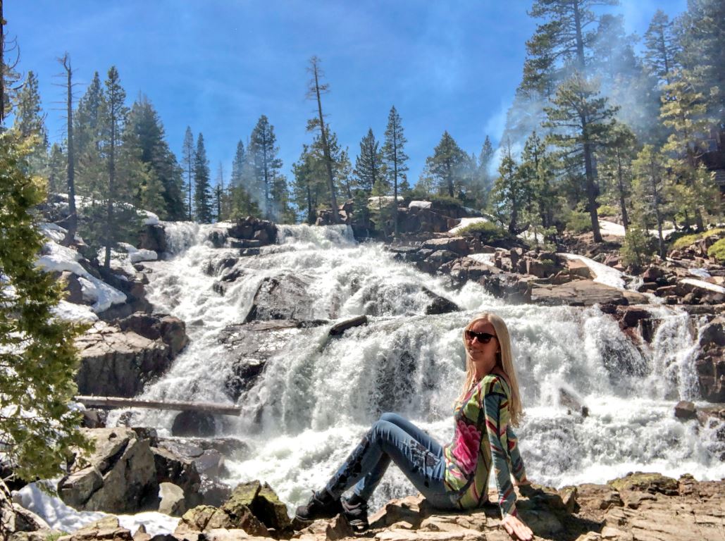 Lake Tahoe Sehenswürdigkeiten, Glen Alpine Falls, Frau sitzt vor Wasserfall