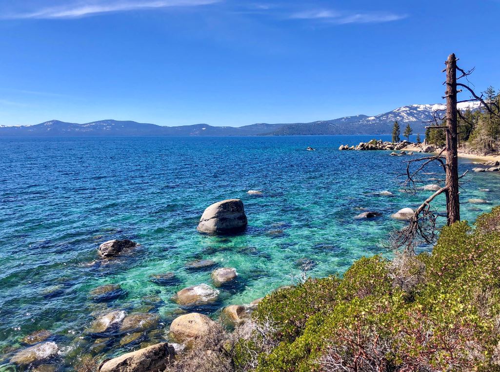 Lake Tahoe Sehenswürdigkeiten, türkises Wasser mit runden Felsen