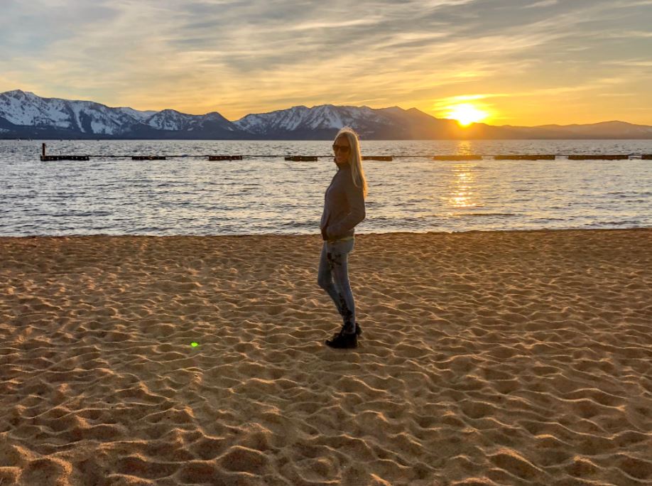 Lake Tahoe Sonnenuntergang, Frau steht vor See