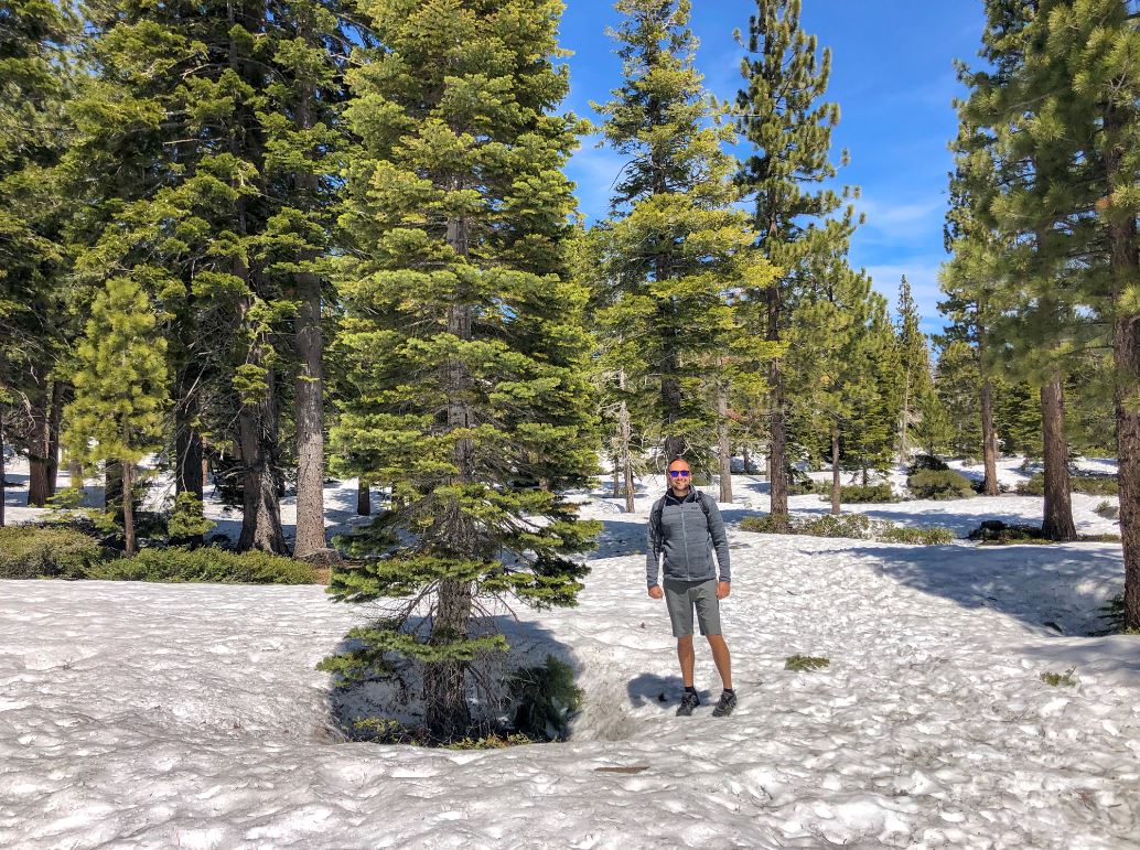 Lake Tahoe Wetter, Mann mit kurzer Hose im Schnee