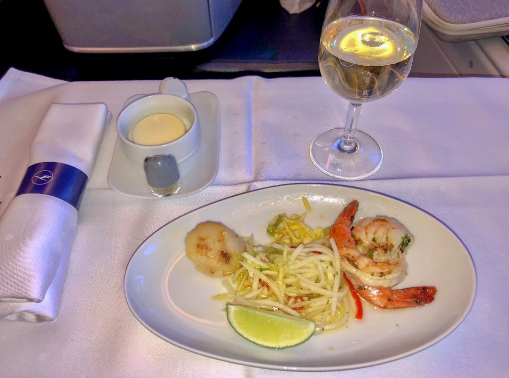 Teller mit Essen in der Lufthansa Business Class