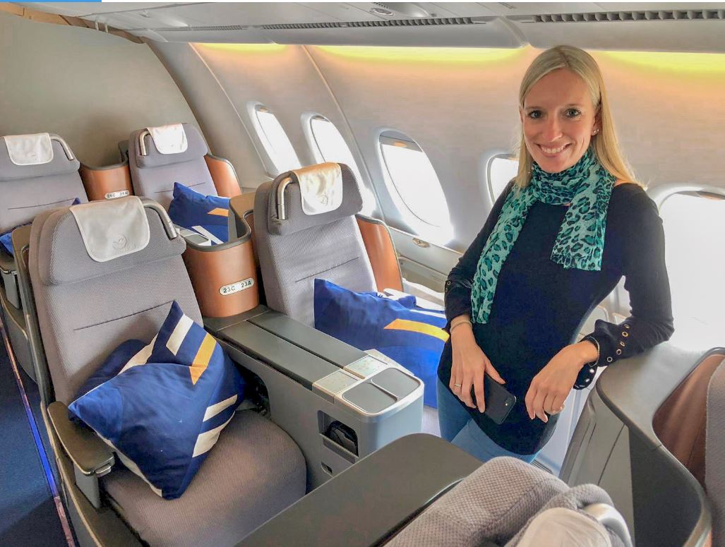 Frau in Lufthansa Business Class