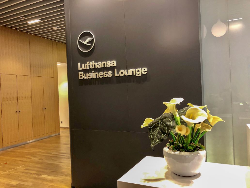 Lufthansa Lounge in München, Eingangsbereich mit Blumentopf