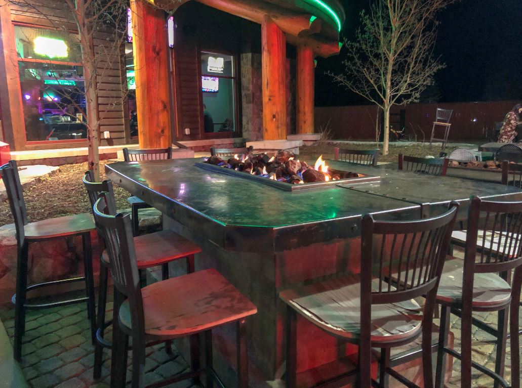Schöne Atmosphäre in der Stadt, Tisch vor Restaurant mit Tischfeuer