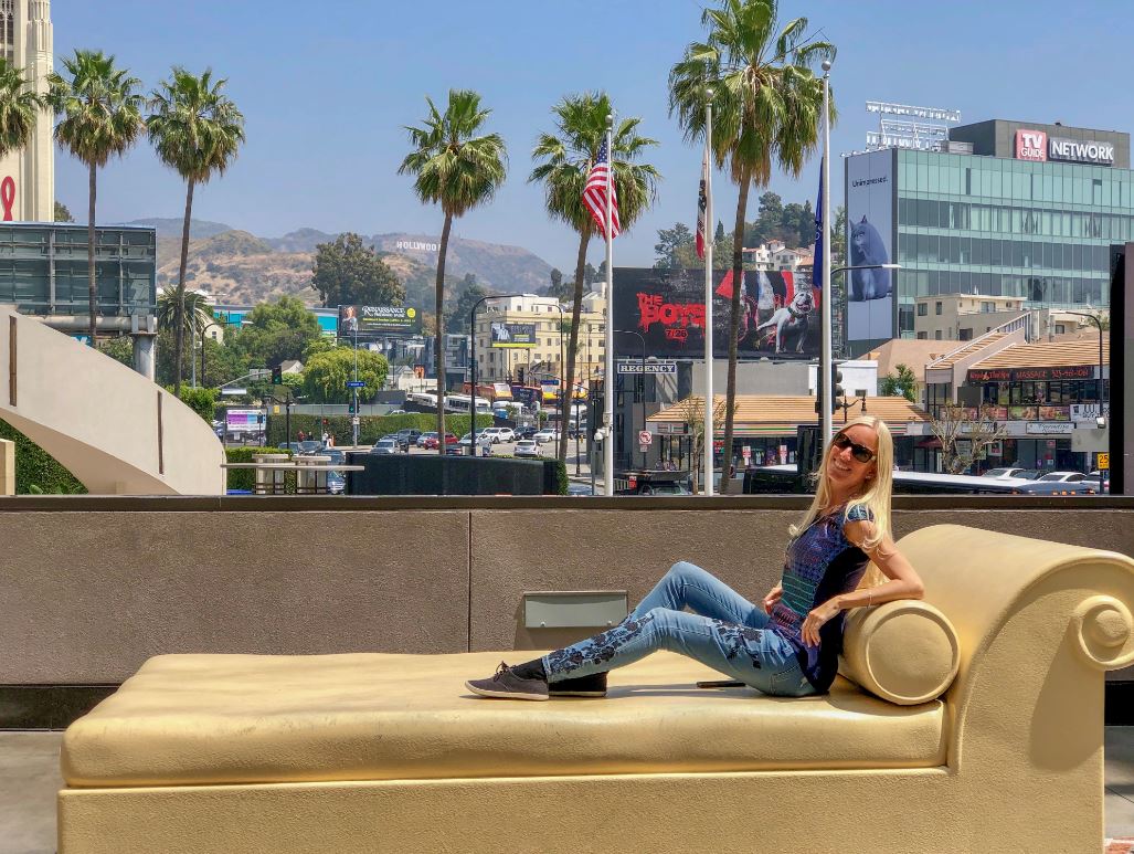 Los Angeles Sehenswürdigkeiten, Frau auf großer Couch in Hollywood