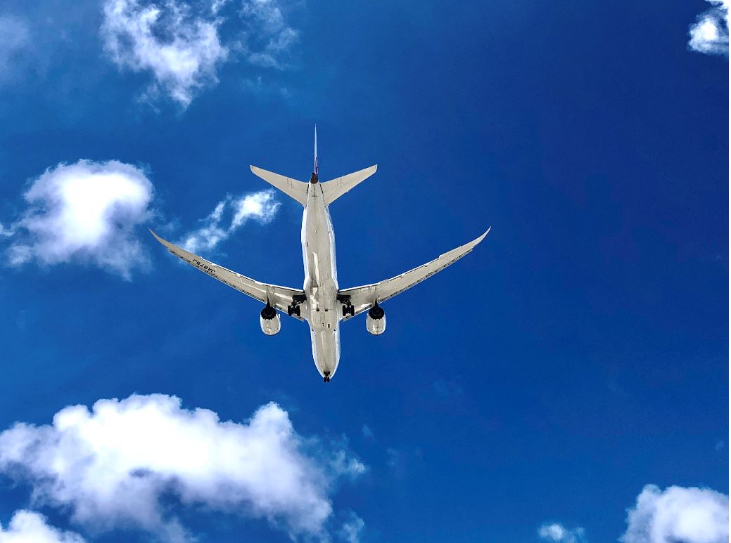 Kappadokien Flughafen, Flugzeug am blauen HImmel