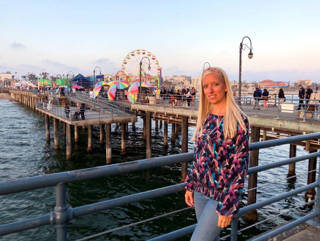 Los Angeles Sehenswürdigkeiten, Frau steht am Santa Monica Pier