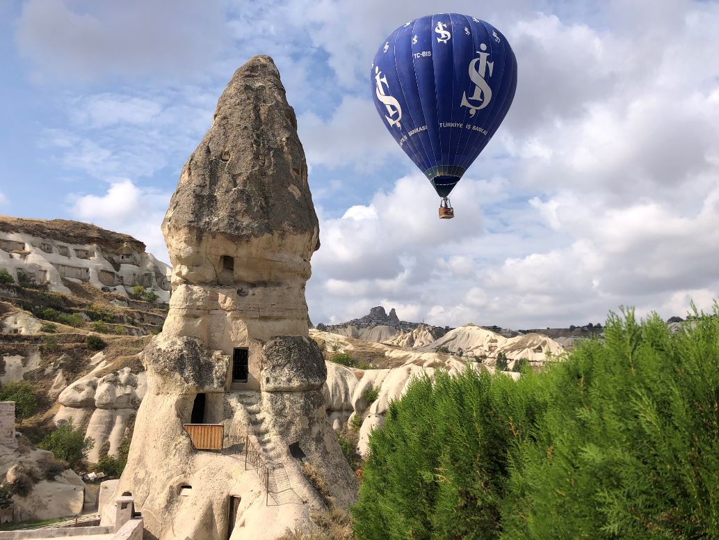 Schöne Felsen mit Heißluftballon im Hintergrund