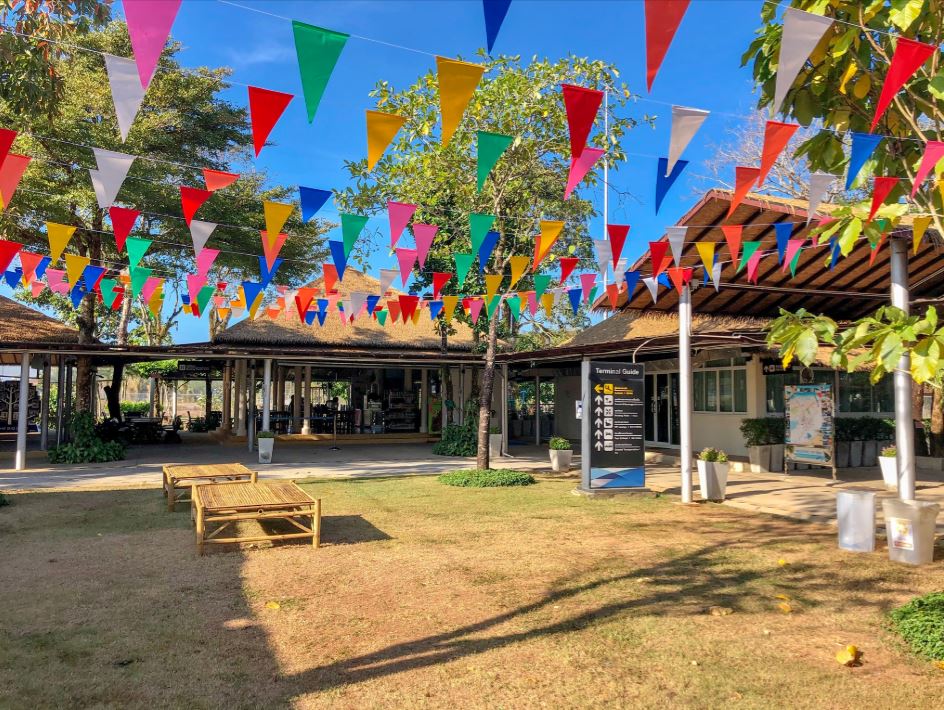 Flughafen Trat in Thailand, Ansicht der Gartenanlage mit bunten Fähnchen