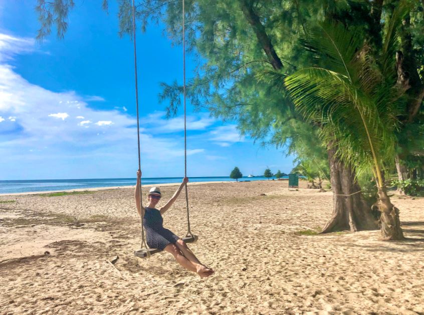 Klong Phrao Beach Koh Chang, Frau sitzt auf Schaukel am Strand