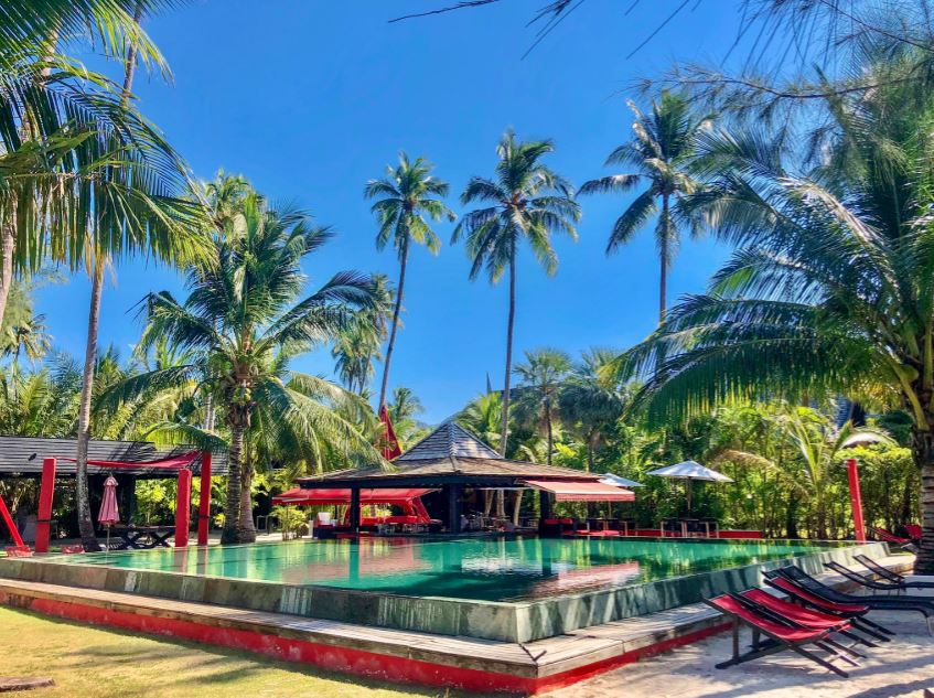 Shambhala Beach Bar Koh Chang, Blick auf Pool mit Bar unter Palmen