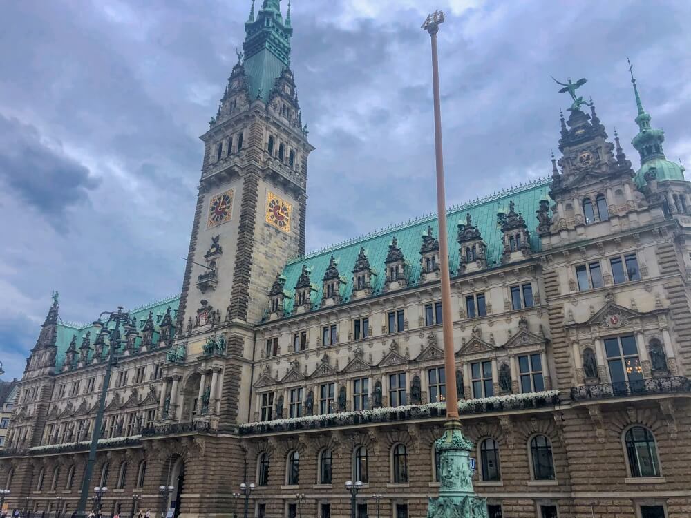 Blick auf Hamburger Rathaus mit wolkigem Himmel