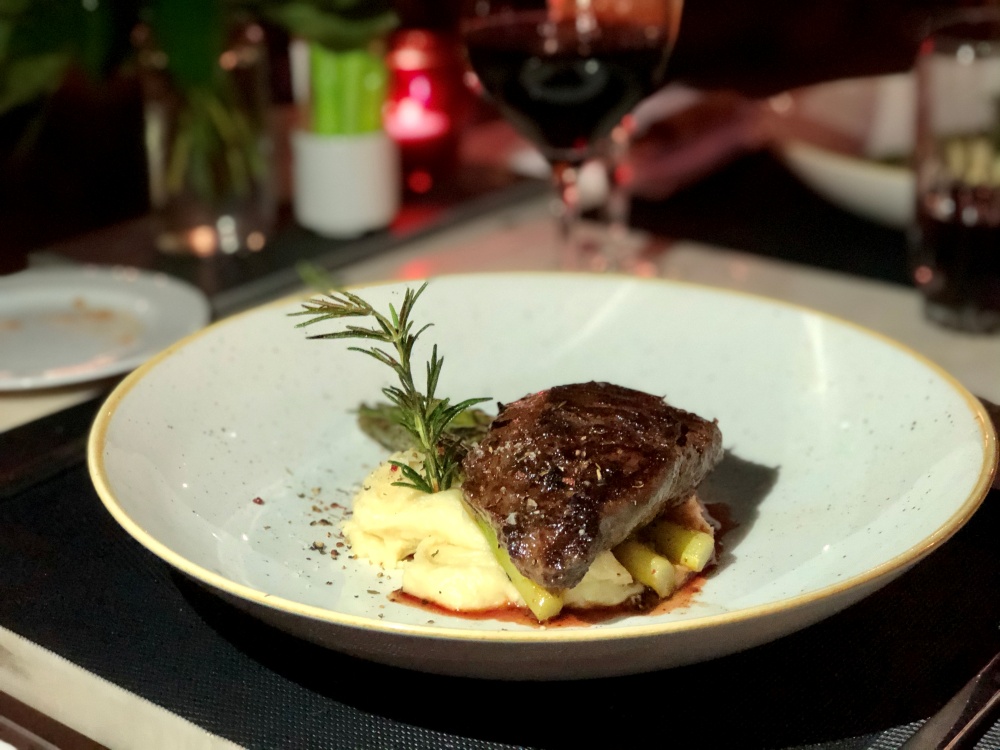 Steak auf Kartoffelpüree im Marriott Hotel Hamburg