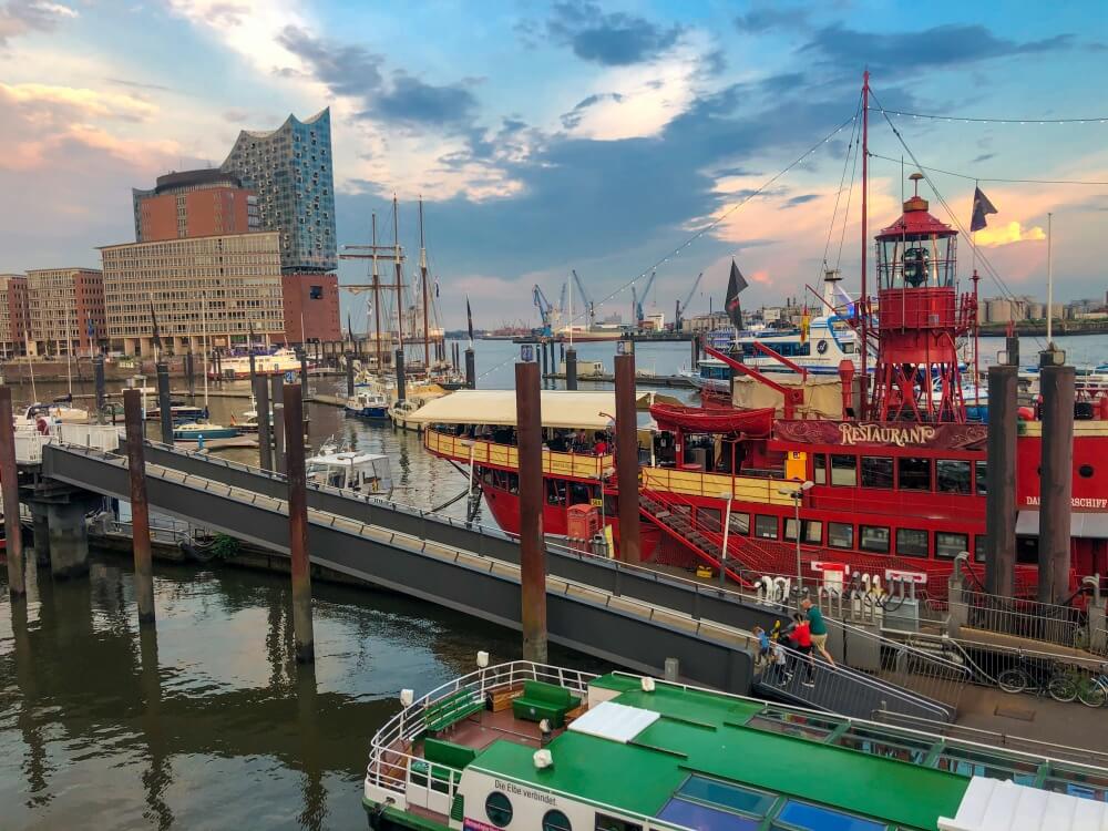 Hamburg Tipps, Blick auf rotes Schiff am Hamburger Hafen