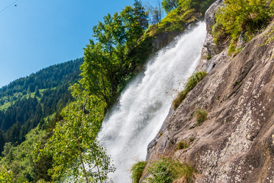 Der Partschinser Wasserfall in der Nähe des Hotels Botango, Blick auf Wasserfall und Felsen