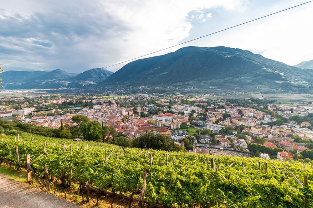 Blick auf Dächer von Meran von dem Tappeinerweg