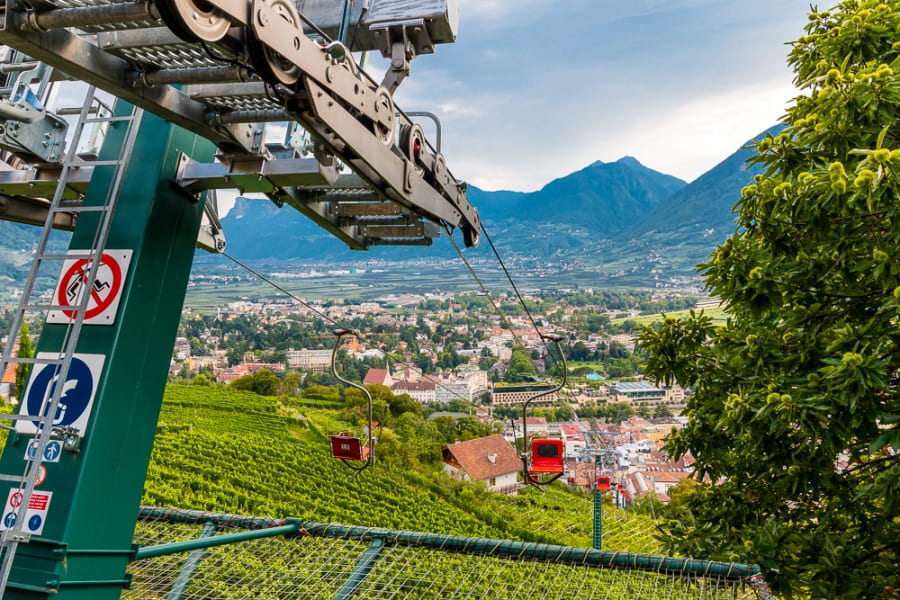 Blick auf historischen Sessellift in Meran über den Weinbergen