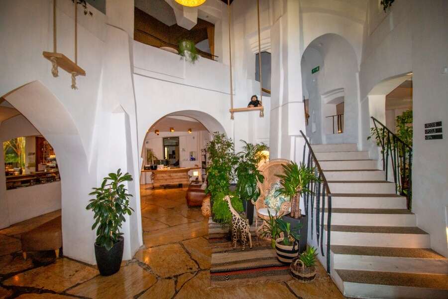 Eingangsbereich der Hotellobby mit grünen Pflanzen und Treppe