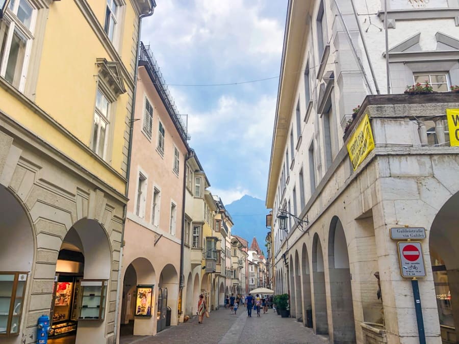 Blick auf die Meraner Lauben - eine schöne Einkaufsstraße mit gemütlichen Restaurants