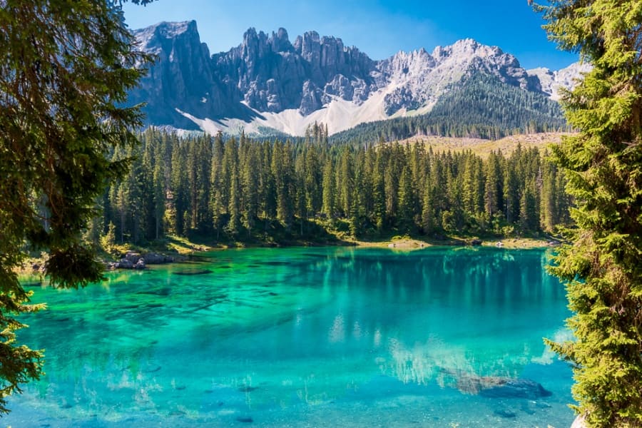 Türkis-blauer Karersee in Südtirol vor den Dolomiten