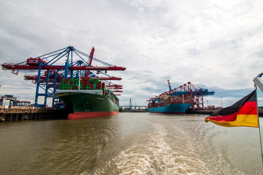 Blick auf Containerschiff am Hamburger Hafen