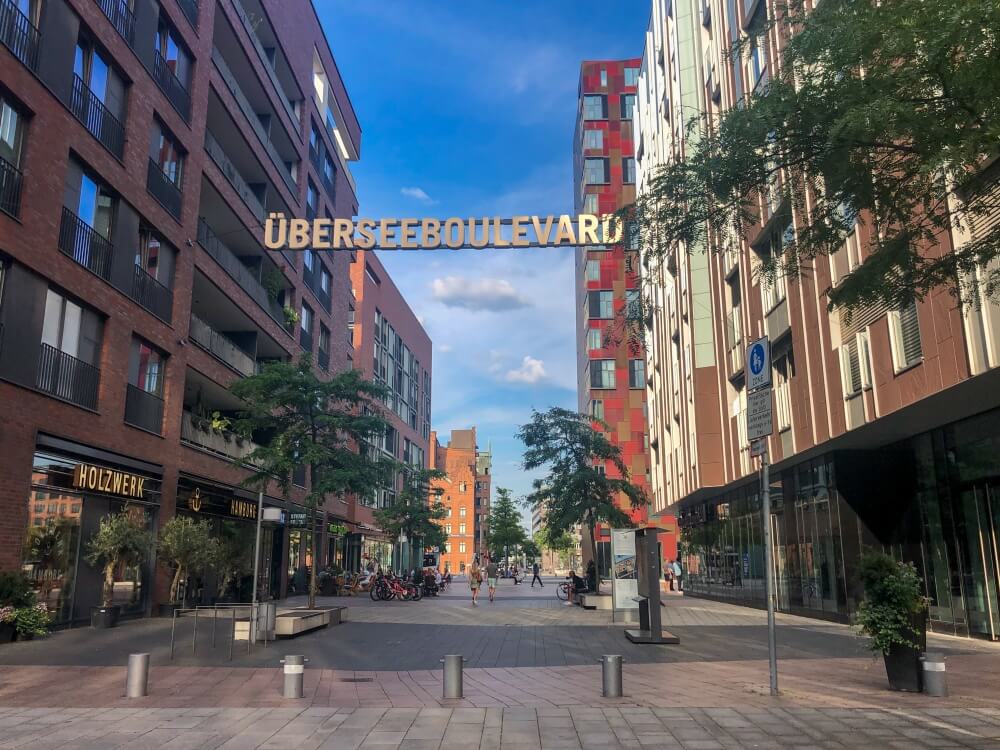 Blick auf Straße mit dem Schild Überseeboulevard