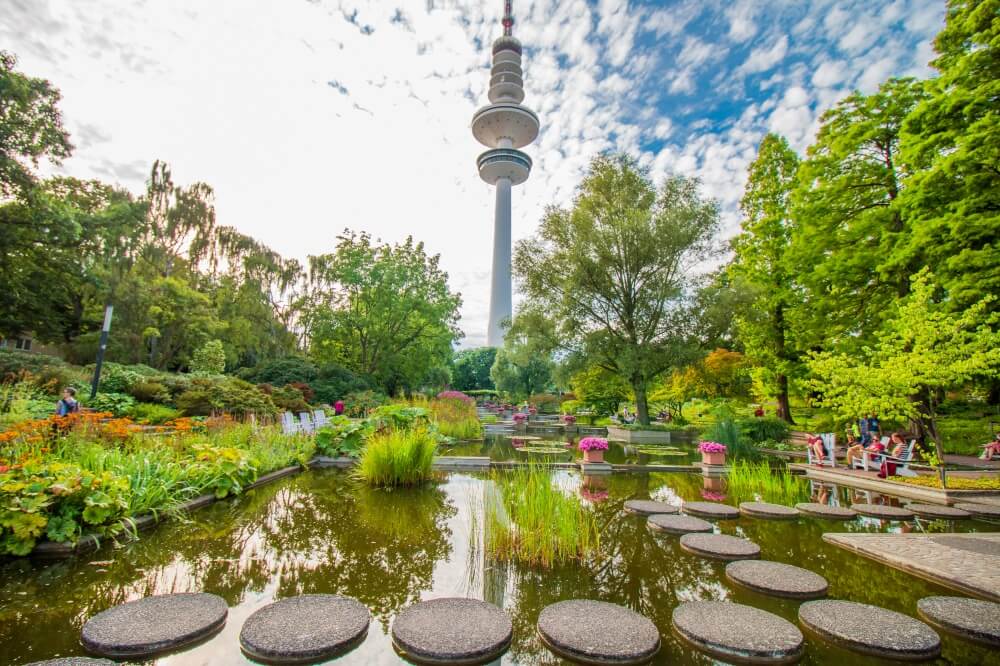 Hamburg Tipps, Park Planten un Bloomen mit Blick auf Wasser und Funkturm