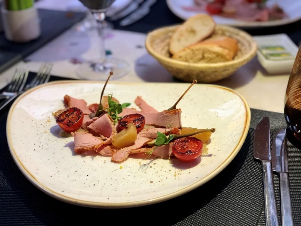 Schön angerichtete Vorspeise im Restaurant Cast Iron Grill Hamburg