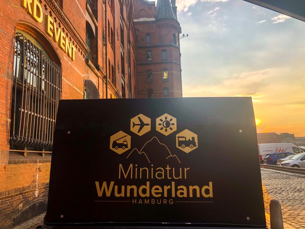 Blick auf Schild mit Schrift "Miniaturwunderland"